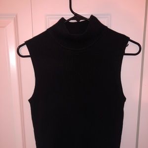 Rubbed sleeveless turtleneck